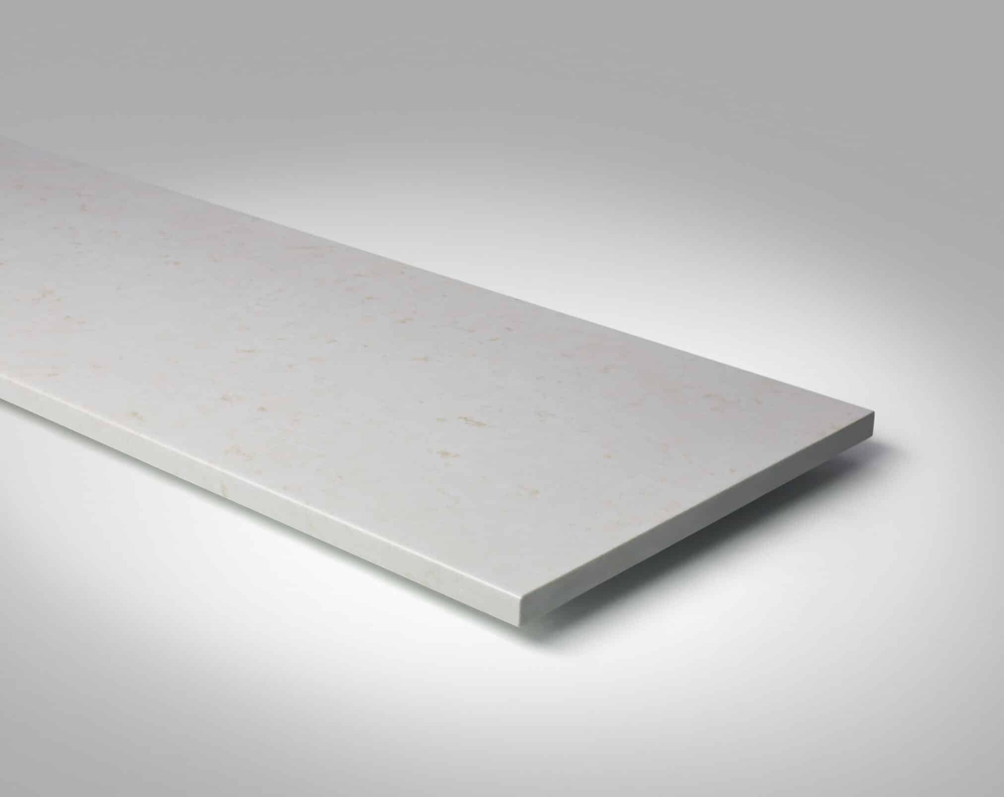 Fensterbank schräg freigestellt