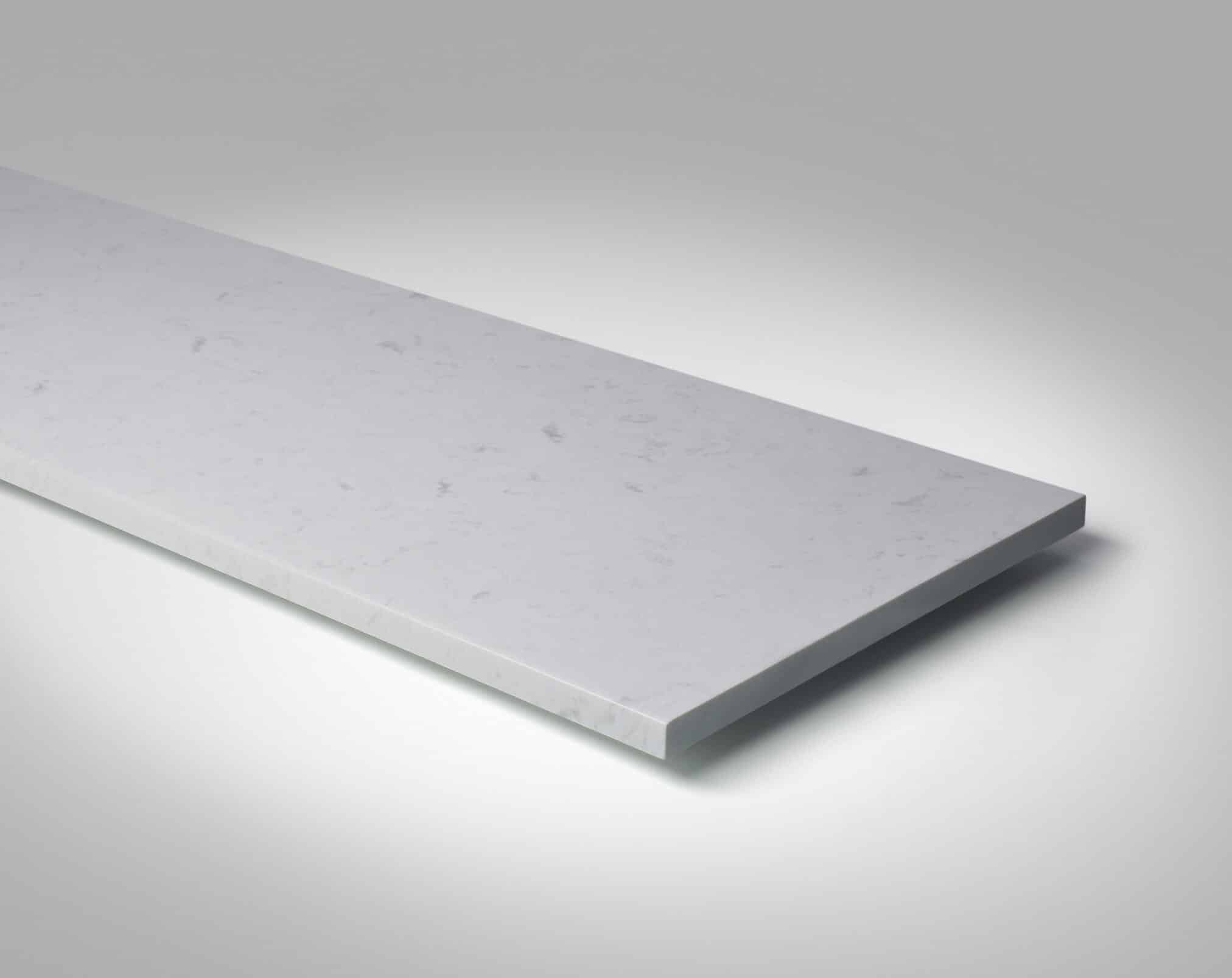 Fensterbank schräg freigestellt