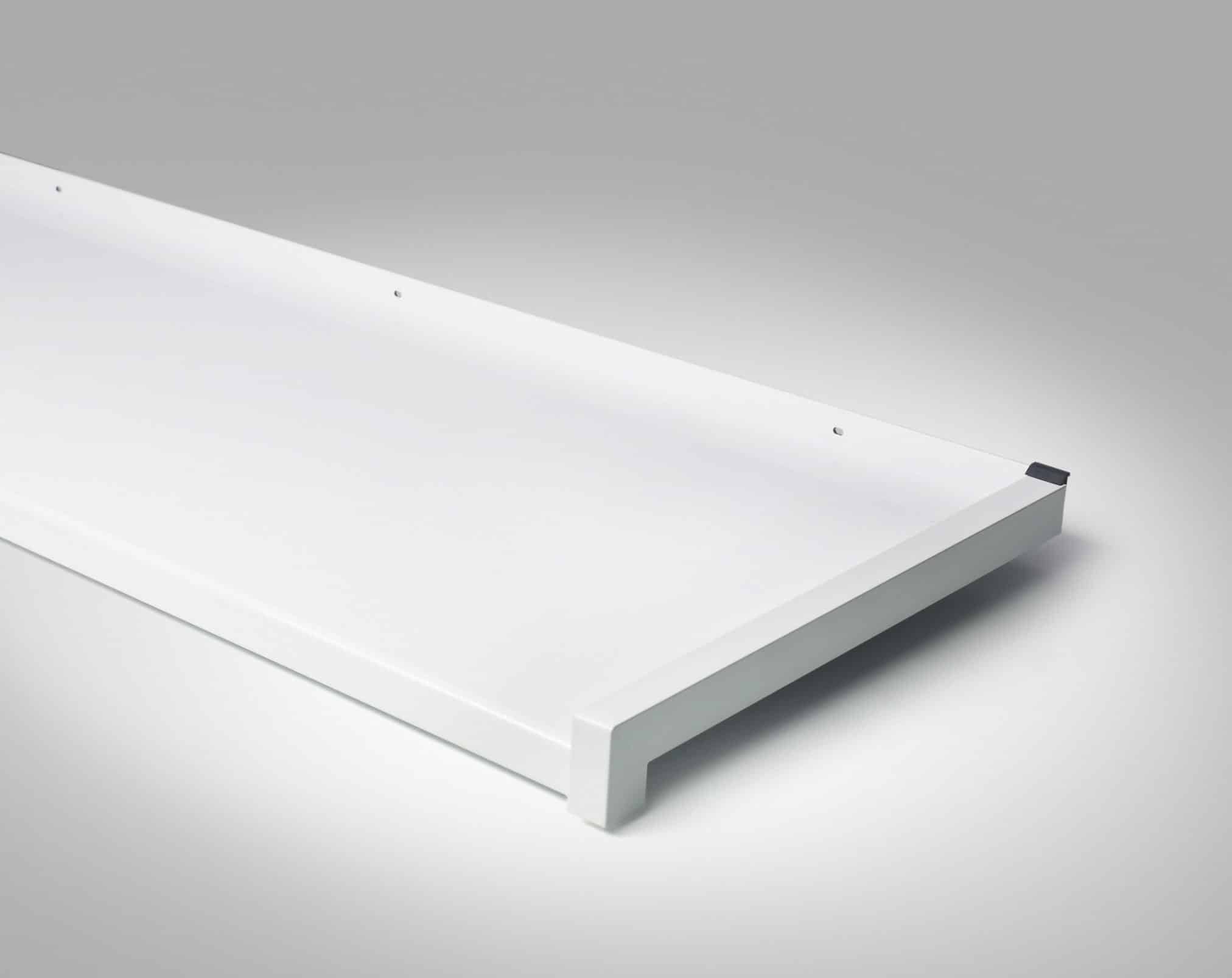 Fensterbank schräg freigestellt