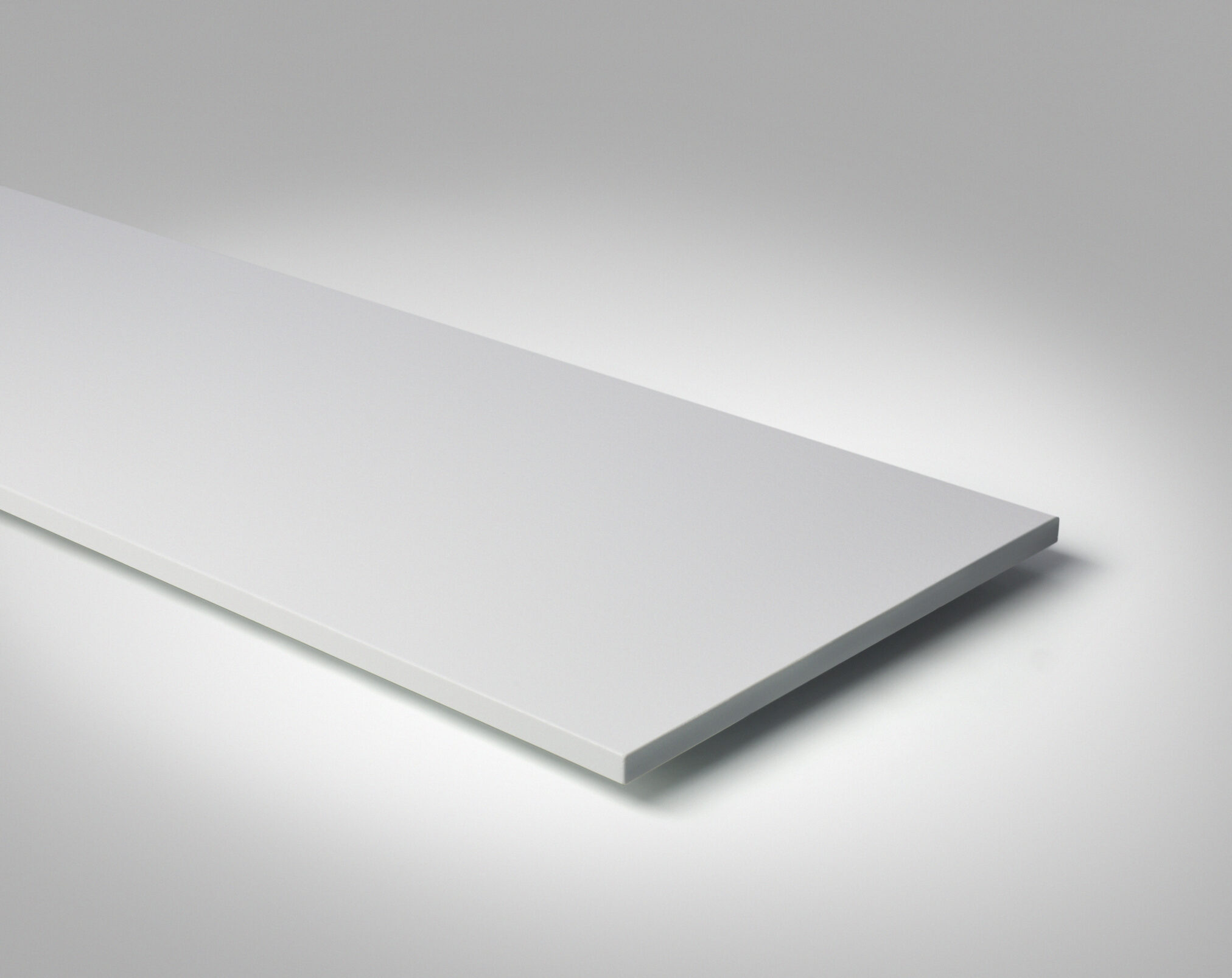 Fensterbank schräg freigestellt