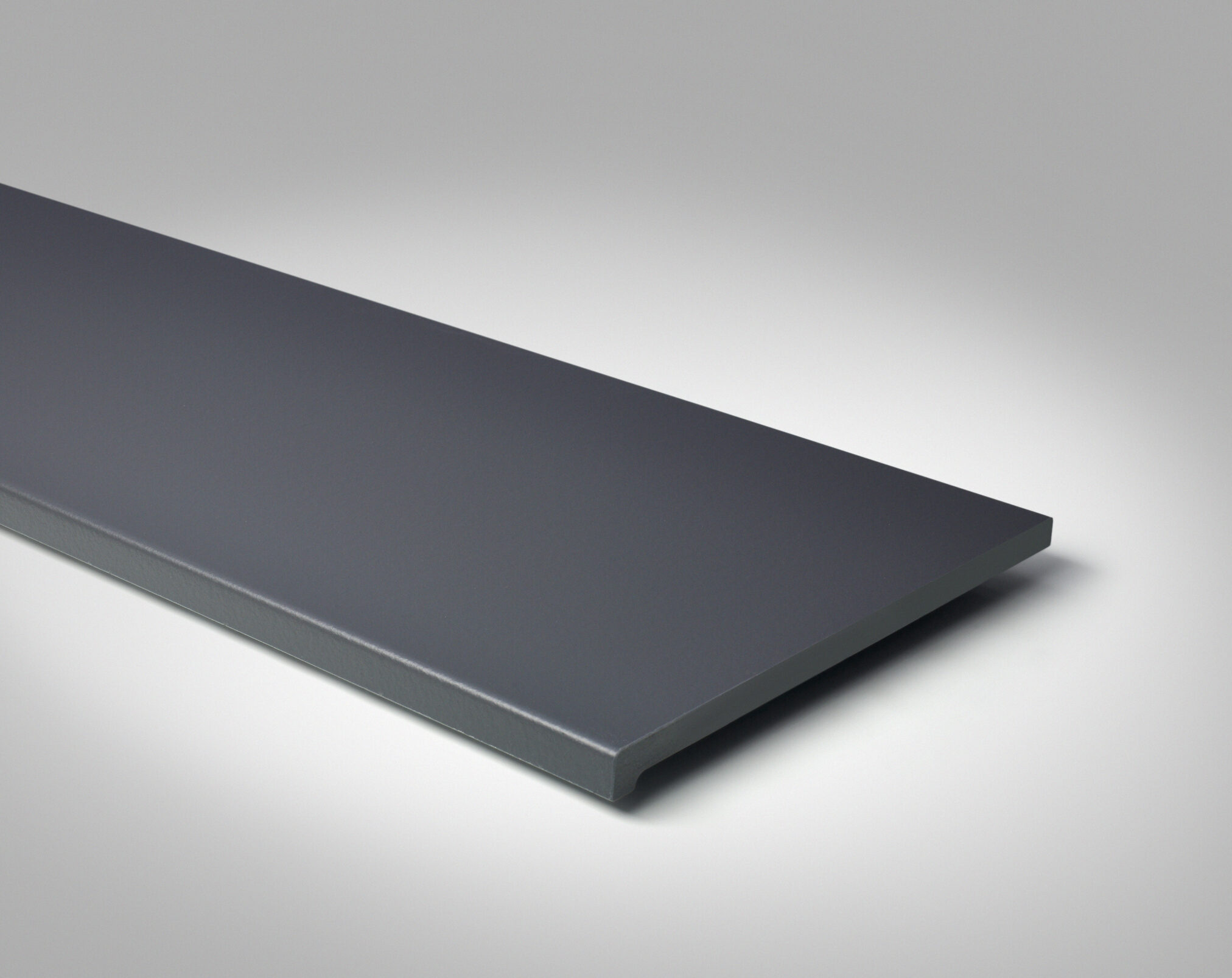 Fensterbank schräg freigestellt